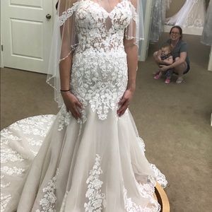 Wedding dress with veil and extra straps